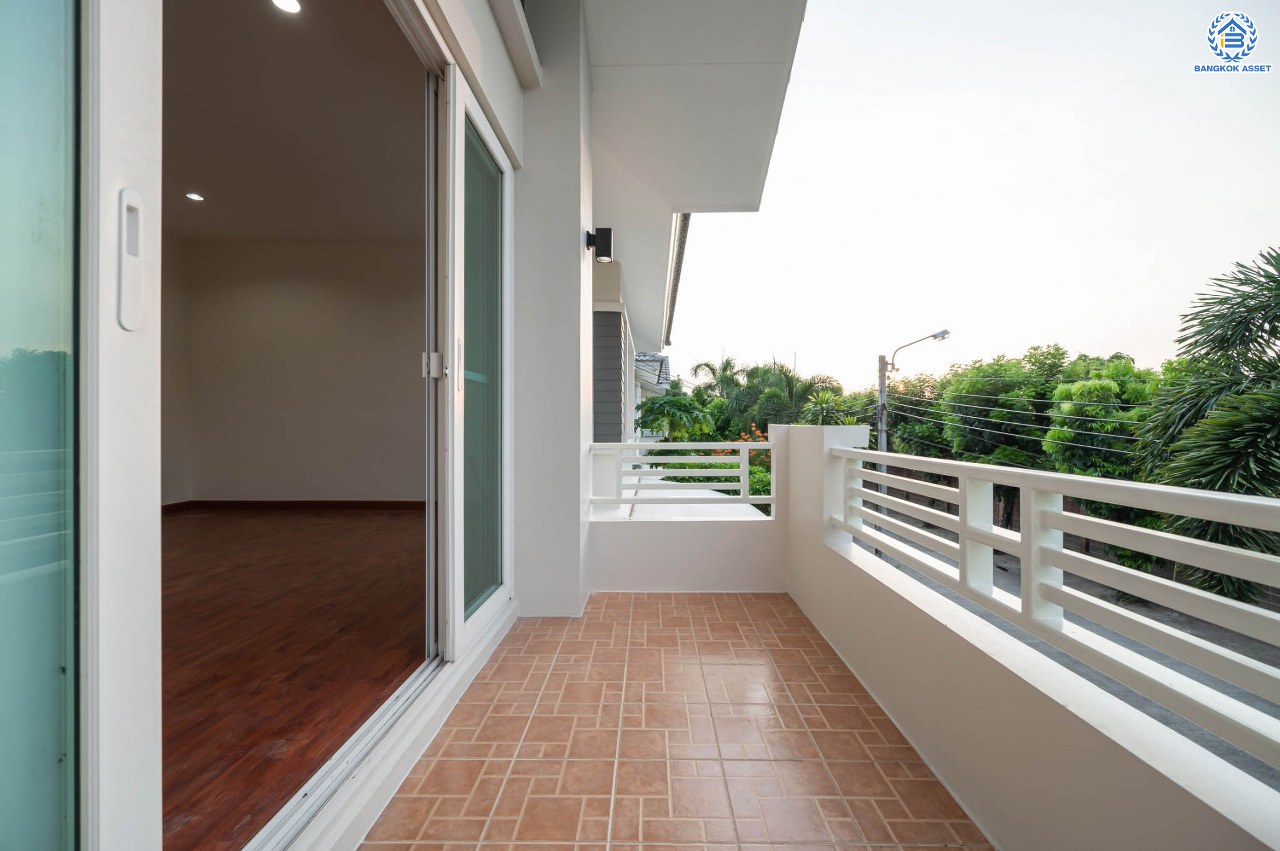 บ้านมือสองตกแต่งใหม่ โครงการ คาซ่าแกรนด์ รัตนาธิเบศร์-ราชพฤกษ์ บ้านเดี่ยวจากแบรนด์ Q.House เนื้อที่ 68 ตร.ว. ฟังก์ชัน 3 ห้องนอน 4 ห้องน้ำ 1 ห้องแม่บ้าน จอดรถได้ถึง 2 คัน พร้อม Facilities ครบครัน บนทำเลเดินทางสะดวก ติดถนนราชพฤกษ์ ใกล้เซ็นทรัลเวสต์เกต และรถไฟฟ้าสายสีม่วง "สถานีบางรักใหญ่"